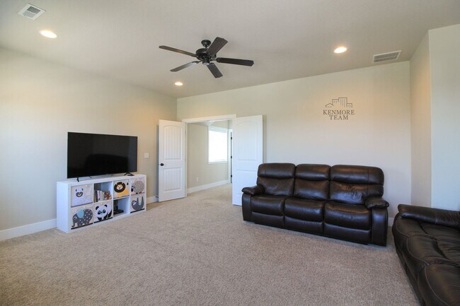 Building Photo - FURNISHED: 4 Bedroom, 2.5 Bath Home in Kennewick