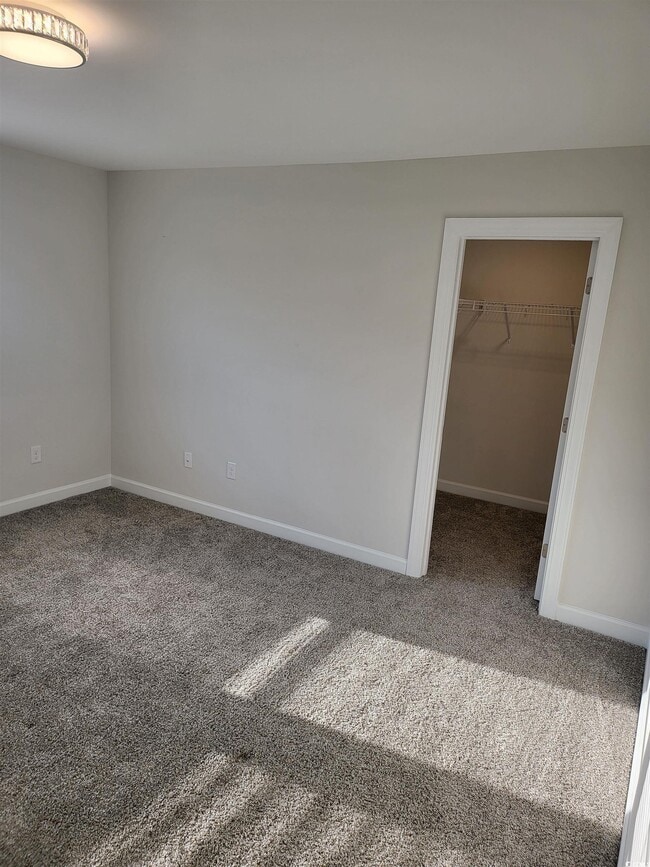 Building Photo - 236 Goldenrod Cir