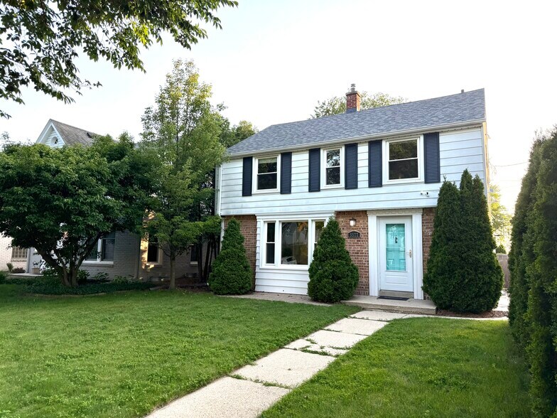 Primary Photo - 5577 N Kent Ave