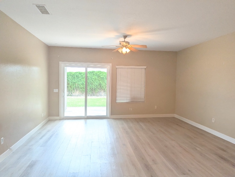 Building Photo - 41092 N Salix Dr
