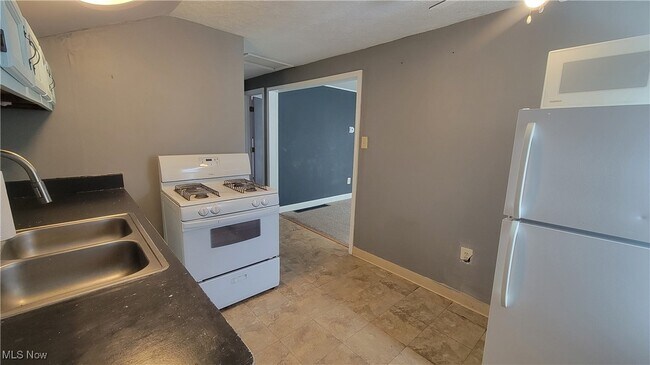 Building Photo - 3334 W 129th St