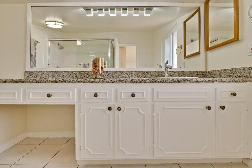 Building Photo - 255 Shearwater Is