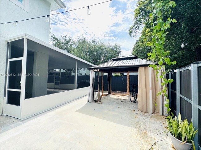 Building Photo - 363 NE 35th Ter