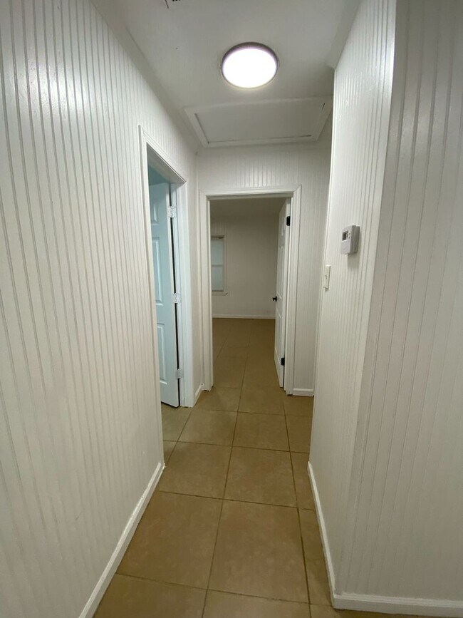 Building Photo - Affordable 2 Bed / 1 Bath Rental in Port N...