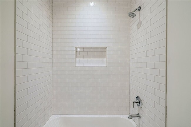 Building Photo - 5472 Park Ave