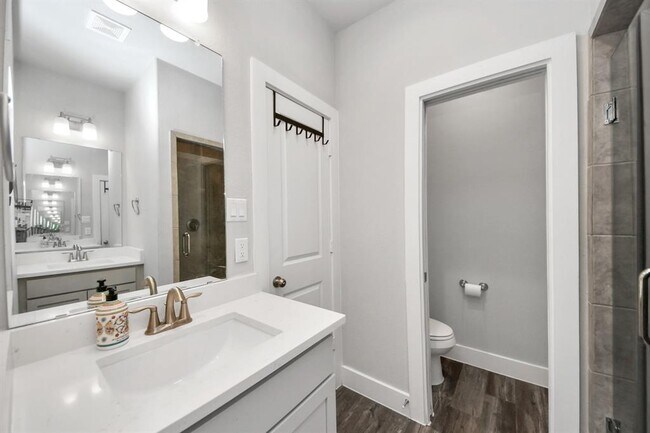Building Photo - 1743 Cove Cres Ct