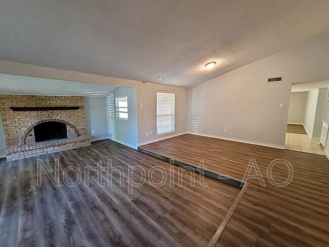 Building Photo - 3 BR/2BA | Renovated Single Family Home |Gated backyard!
