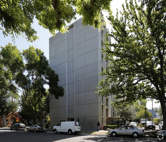 Building Photo - Sierra Vista Apartments