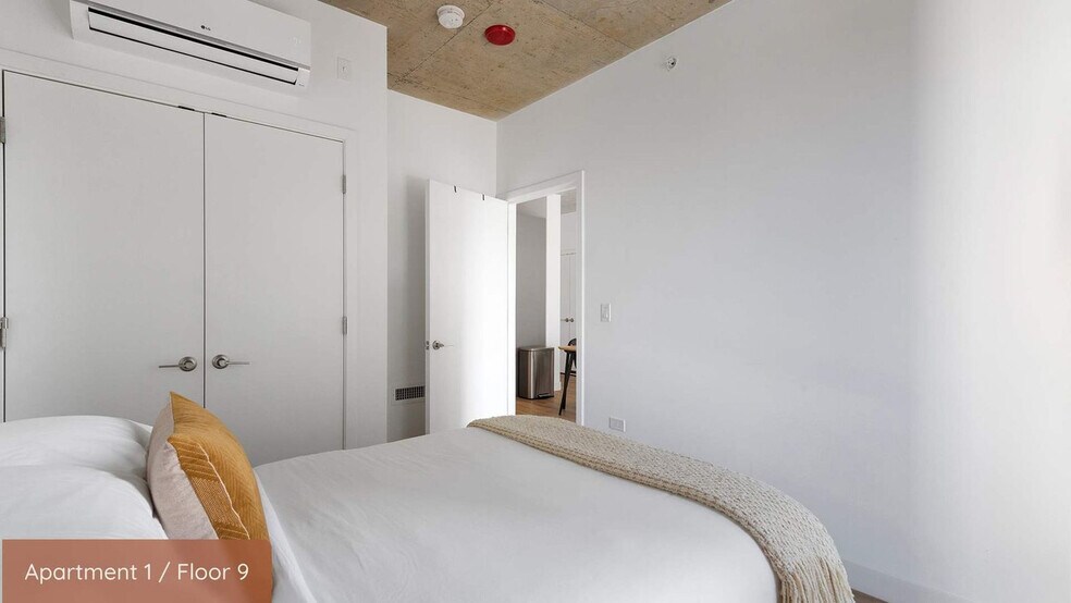 Building Photo - 851 W Blackhawk St