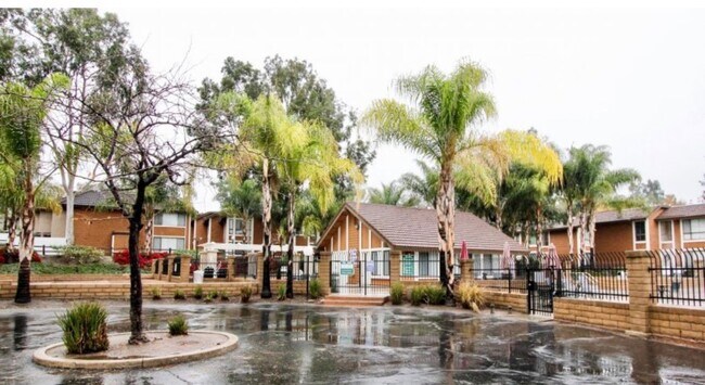 Building Photo - 2 bedroom 1.5 bath condo in Cedar Glen
