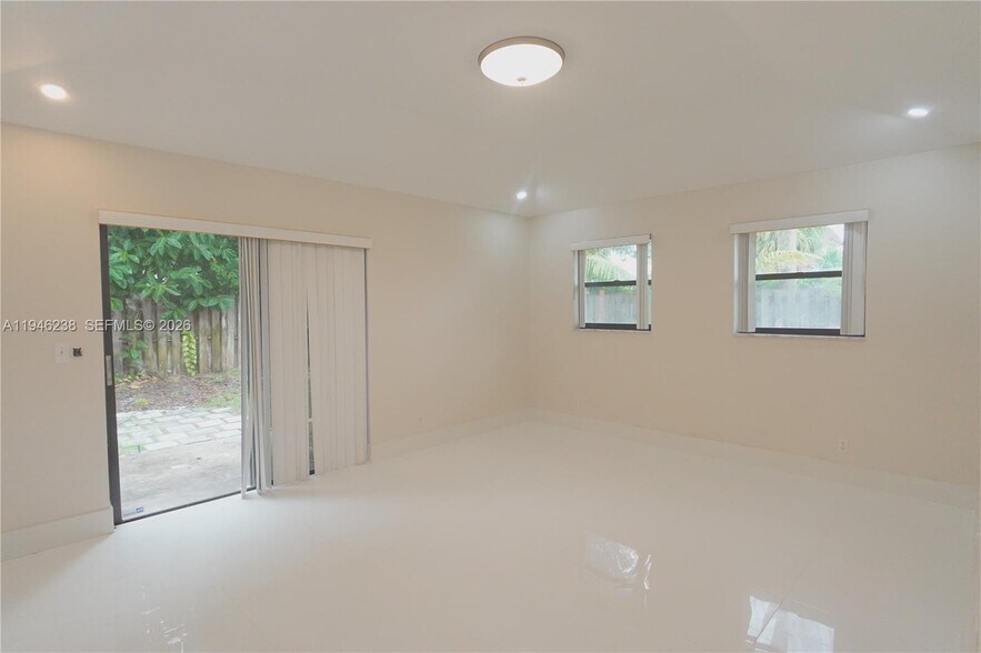 Building Photo - 518-518 NE 48th St