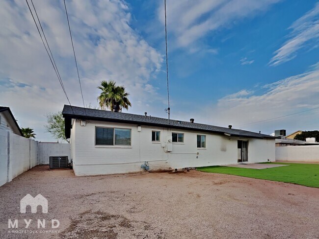 Building Photo - 1544 W 6th St