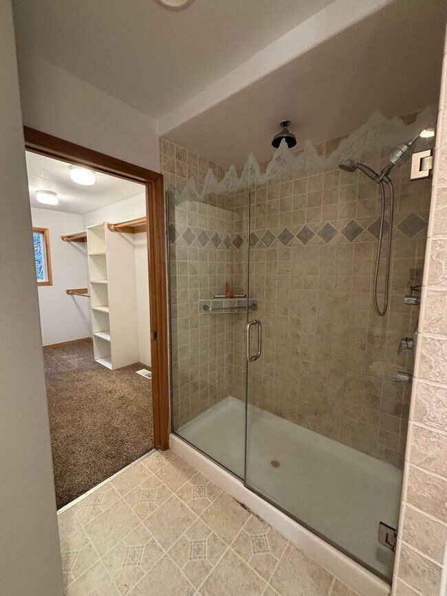 Building Photo - Beautiful Home on 1.2 Acres in Sandpoint