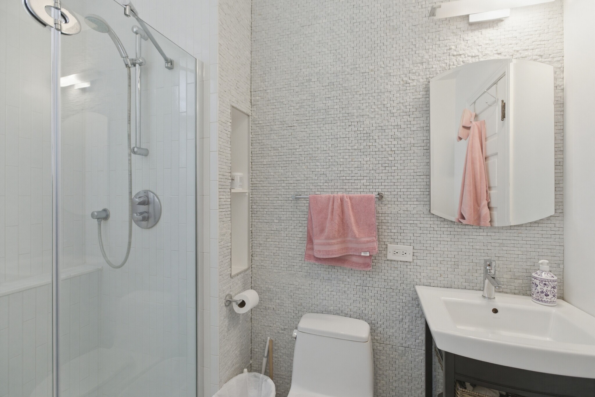 Building Photo - 850 W Oakdale Ave