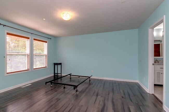 Building Photo - 1566 Jensen Ave