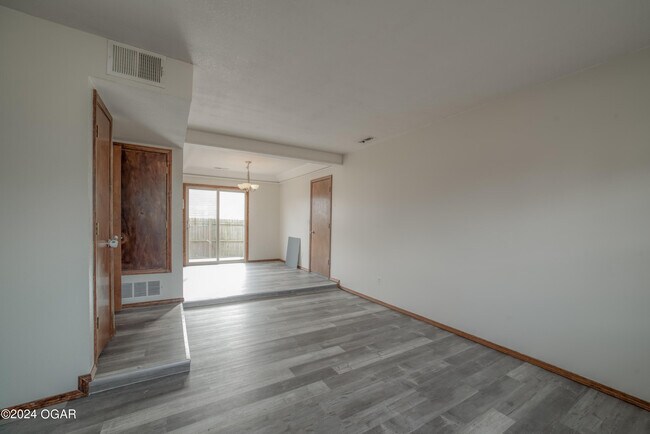 Building Photo - 913 St Louis Ave