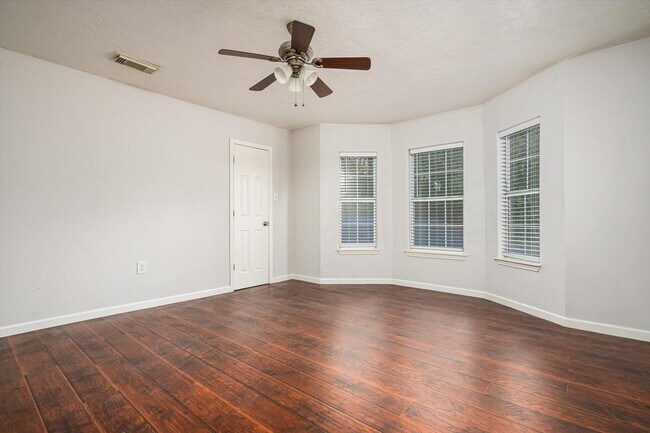 Building Photo - 32726 Riverwood Dr