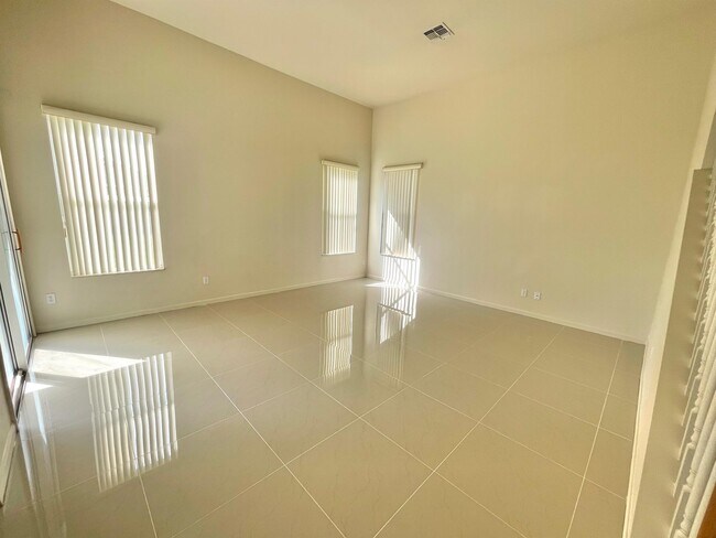 Building Photo - 2370 Hinsdale Dr