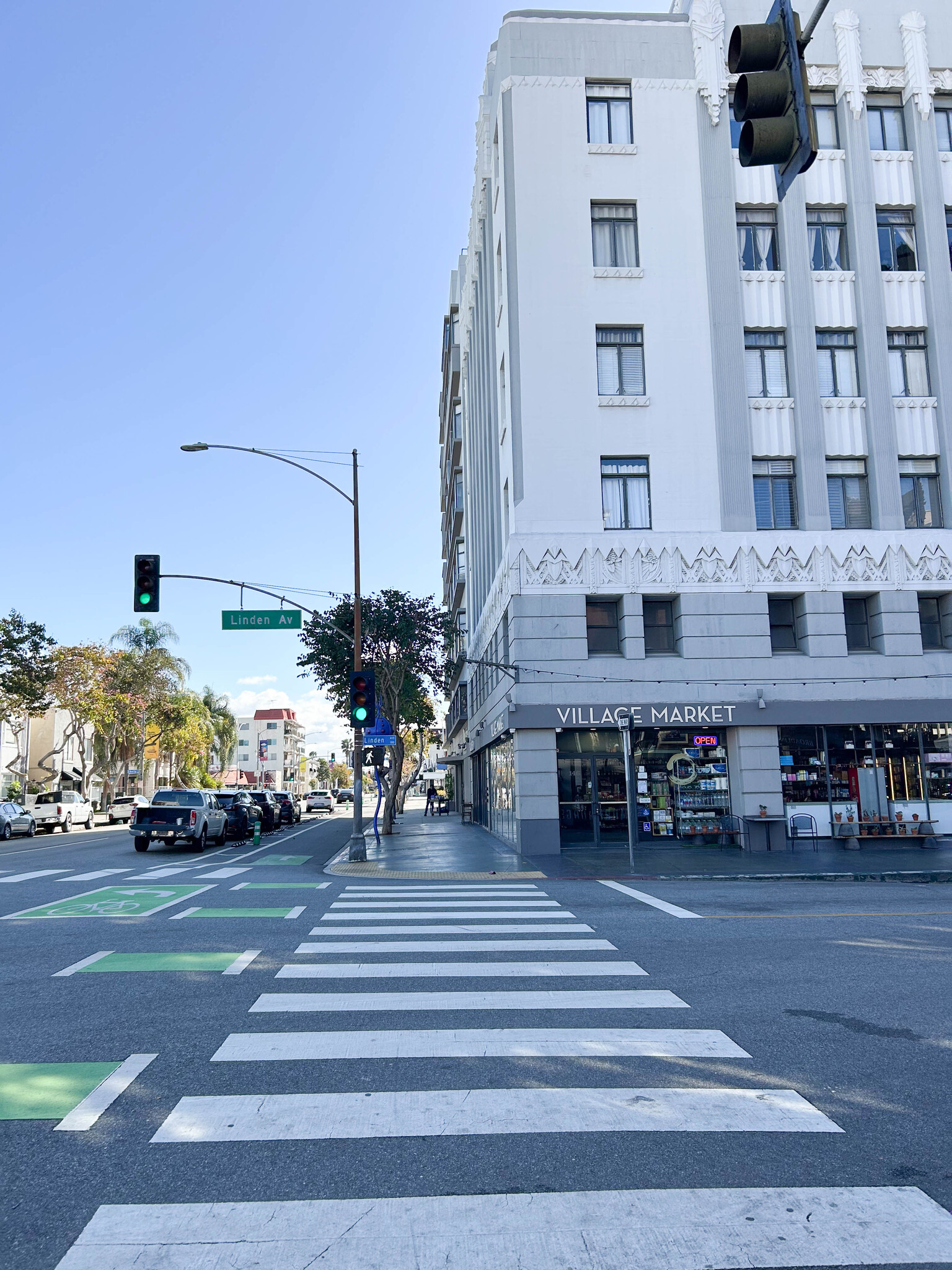 Corner store, half block from property. Vons is one block away, Atlantic and Broadway. - 211 Linden Avenue