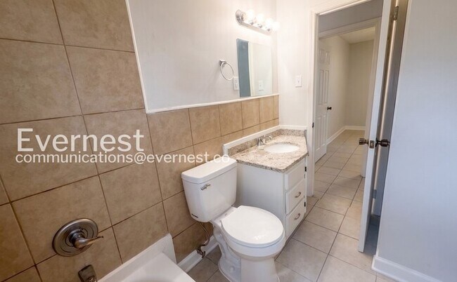 Building Photo - Cozy Home with Fenced Yard and Parking. / 3 Bed & 1 Bath / Availability Now!