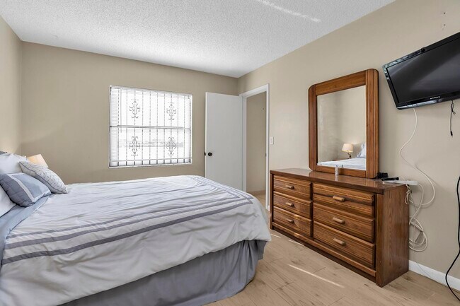 Building Photo - 6715 W 26th Dr