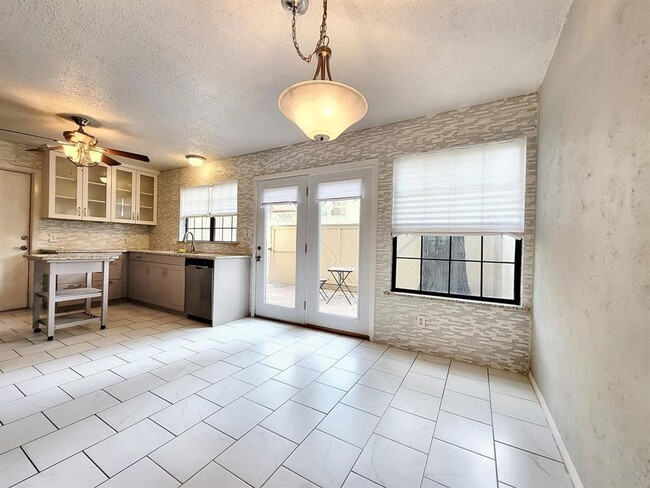 Building Photo - Cozy 3 Bed, 1.5 Bath Rental with Garage an...
