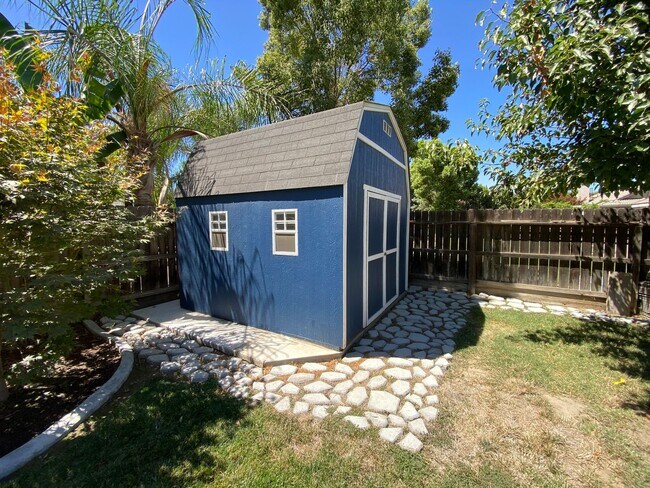 Building Photo - 2643 W Oakridge Ave