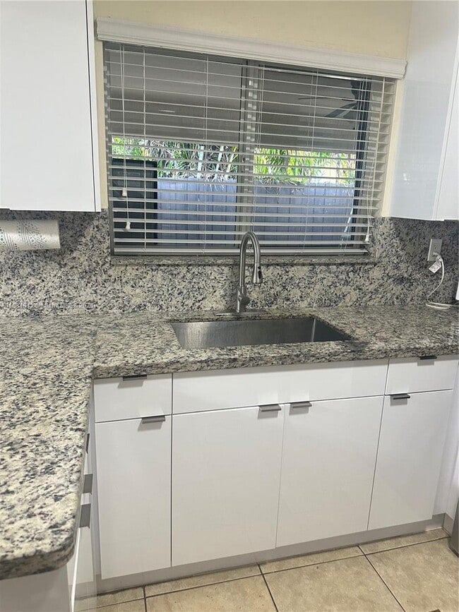 Building Photo - 535 W 79th Pl