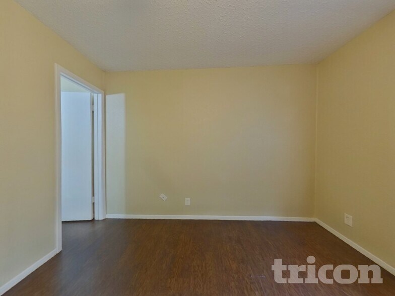 Building Photo - 1404 E Park Dr