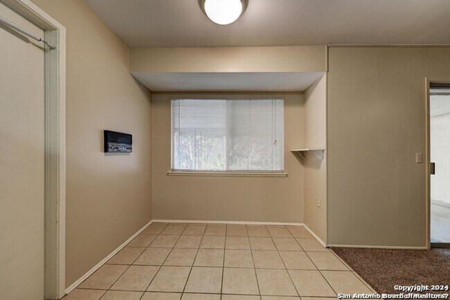 Building Photo - Charming Home Awaits: Spacious & Modern Living in a Prime Location