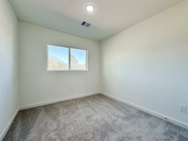 Building Photo - 824 Waxahachie St