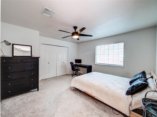 Building Photo - 2735 Oakland Dr