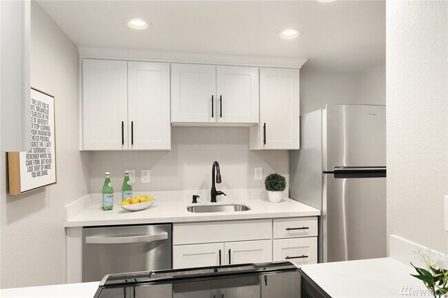 Building Photo - 14630 NE 32nd St