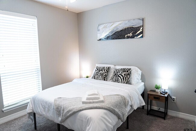 Building Photo - 7352 Kingsport Ln