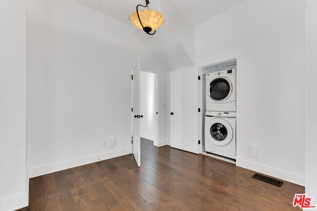 Building Photo - 6117 Glen Holly St