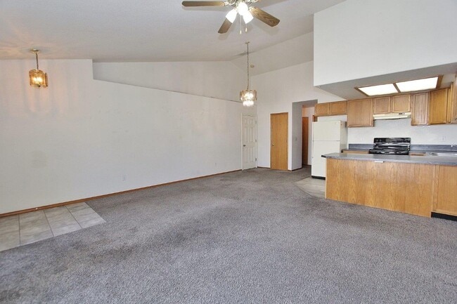 Building Photo - Single-Level Unit w/1-Car Garage