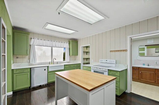 Building Photo - Beautiful Craftsman Home with Ample Parking & Outdoor Space