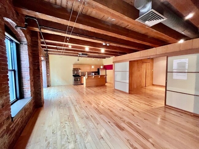 Building Photo - 27 Wormwood St