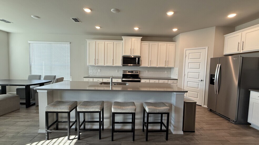 Building Photo - 5945 Hopkins Dr