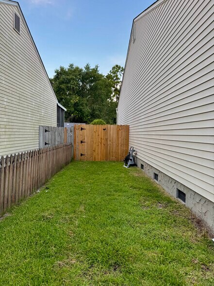 Building Photo - 624 Varsity Dr