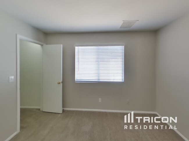 Building Photo - 4432 N 86th Dr