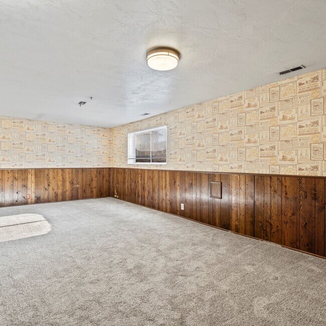 Building Photo - Large Murray 4 Bedroom Home