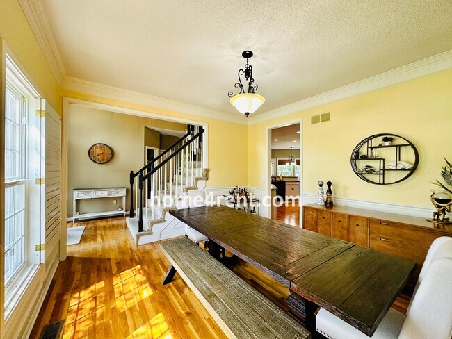 Building Photo - Beautiful Four Bedroom Home in a Quiet Neighborhood w/ an Updated Kitchen, Wood Floors, and a Fin...