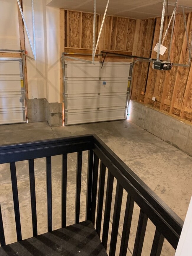 Building Photo - Exquisite 4 Bed 2.5 Bath Single Family Home with 3-car garage