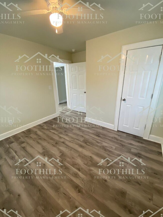 Building Photo - Quaint 2 bedroom, 1 bathroom single-family...