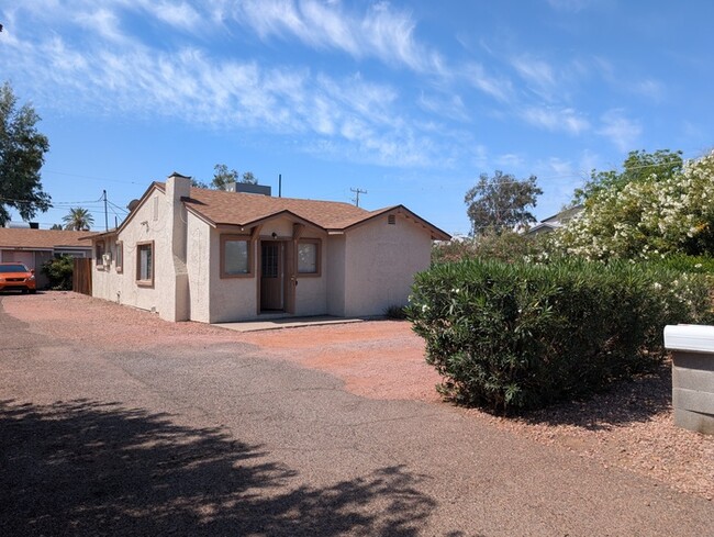 Primary Photo - 1011 E Minnezona Ave