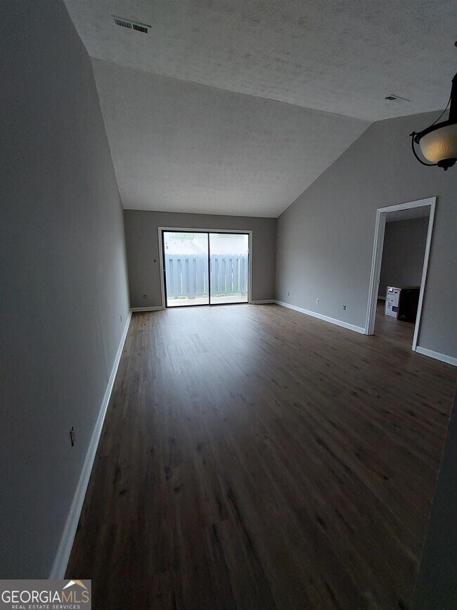 Building Photo - 106 Clear View