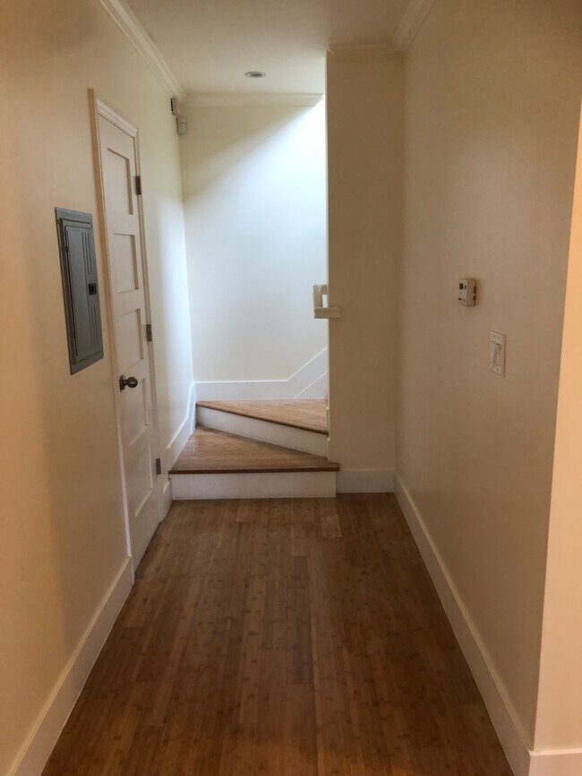 Building Photo - COMING SOON!  Beautiful 3 br/2ba -2  Levels, Private Deck, Panoramic Views, Garage Parking, Washe...