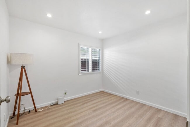 Building Photo - Move-In Ready Gem with Convenient Location