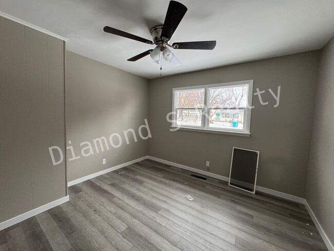 Building Photo - Large 4 bedroom - Completely Remodeled